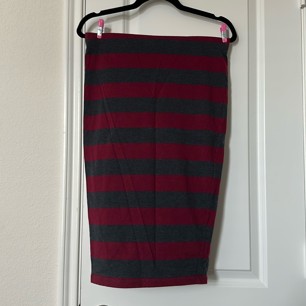 Forever 21 Gray and Burgundy Stretchy Midi Skirt